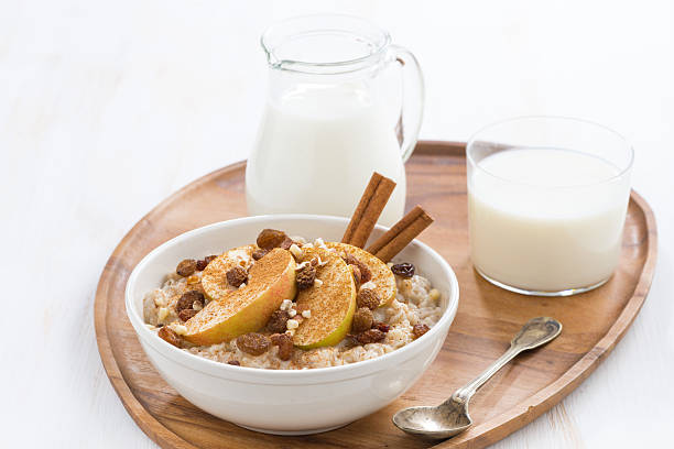 здоровый завтрак-овсяный с яблоками, изюм, корица - oatmeal porridge oat raisin стоковые фото и изображения