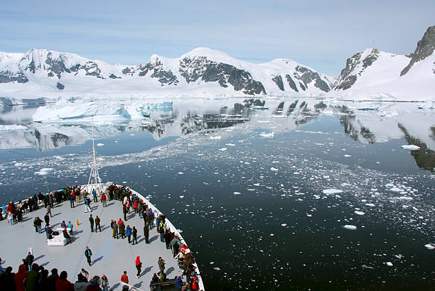 旅行で南極大陸-南極の氷の海岸線を形成 - extreme terrain eroded snow landscape ストックフォトと画像