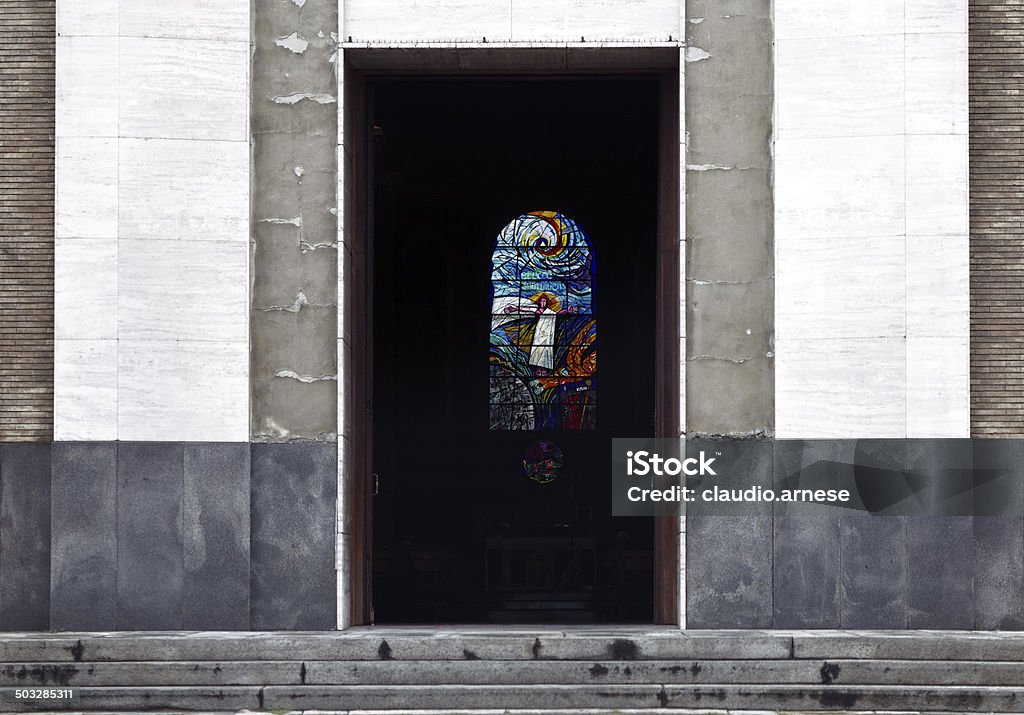 Chiesa porta aperta.  Immagine a colori - Foto stock royalty-free di Ambientazione esterna