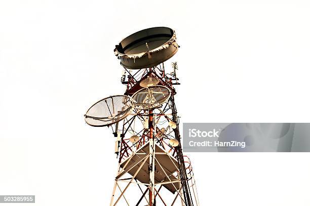 Torre Con Sfondo Del Trasmettitore - Fotografie stock e altre immagini di Torre delle telecomunicazioni - Torre delle telecomunicazioni, Antenna - Attrezzatura per le telecomunicazioni, Antenna parabolica