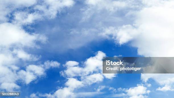 Cielo Y Nubes Foto de stock y más banco de imágenes de Aire libre - Aire libre, Azul, Belleza