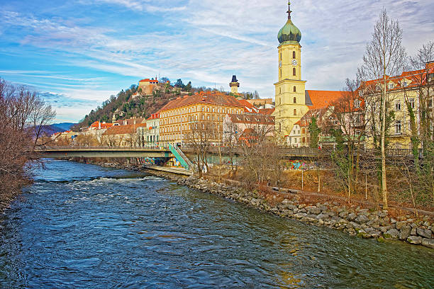 rio vista para a igreja franciscana e torre de relógio - graz austria clock tower styria imagens e fotografias de stock