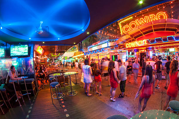 gogo bar in soi cowboy, bangkok - gogo bar foto e immagini stock