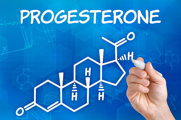 mano con rotulador dibujo la fórmula química de progesterona - progesterona fotografías e imágenes de stock
