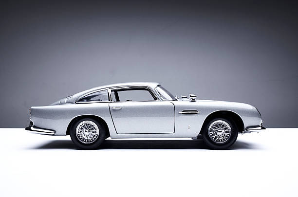 aston martin db5 modelo - neumático and foto de estudio and nadie fotografías e imágenes de stock