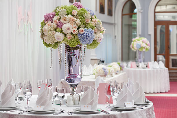 schöne blumen auf dem tisch in hochzeit. luxus-urlaub-hintergrund. - wedding centerpiece stock-fotos und bilder