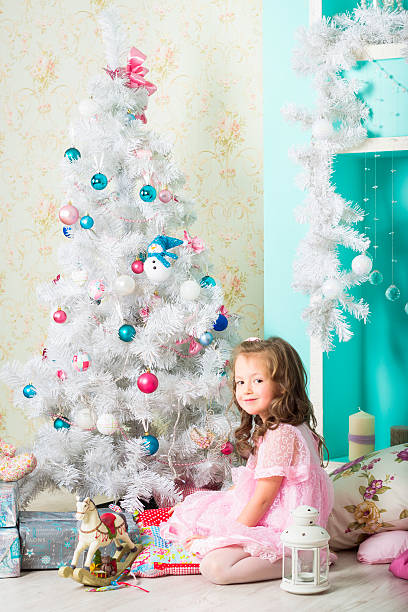 Esperando Navidad Una Niña Vestidos De Árbol De Navidad Foto de stock y más banco de imágenes de Adolescente - iStock Esperando Navidad Una Niña Vestidos De Árbol De Navidad Foto de stock y más banco de imágenes de Adolescente - iStock