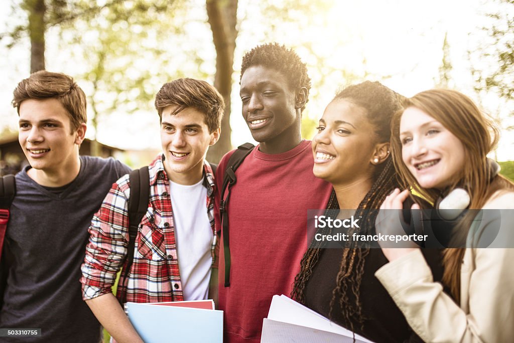Teenager student lächelnd umarmen - Lizenzfrei 18-19 Jahre Stock-Foto