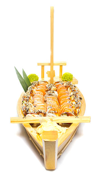 sushi-rolle hergestellt dish isoliert - sashimi sushi salad sea stock-fotos und bilder