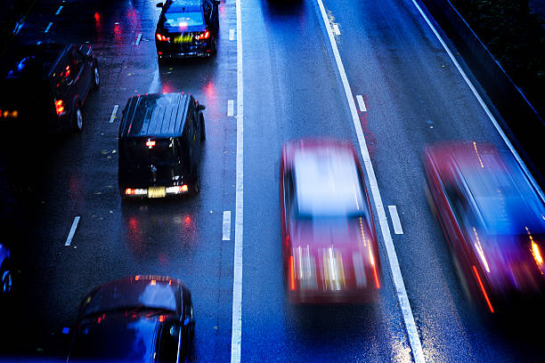 autostrada w nocy - land vehicle multiple lane highway driving traffic zdjęcia i obrazy z banku zdjęć