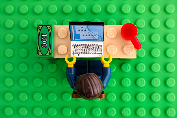 lego-бизнесмен в его рабочие места - figurine business toy high angle view стоковые фото и изображения