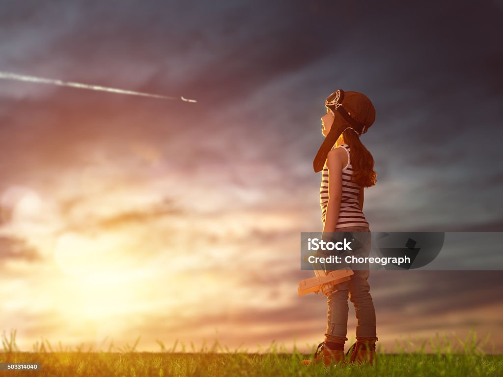Niño jugando con avión de juguete - Foto de stock de Niño libre de derechos