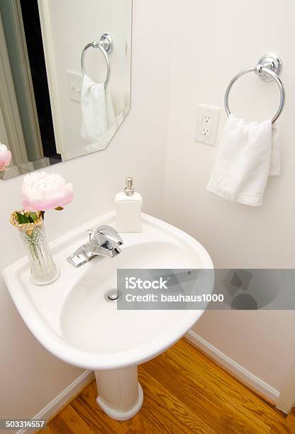 Badezimmer Sockel Waschbecken Stockfoto und mehr Bilder von Haushaltsbecken - Haushaltsbecken, Sockel, Architektur