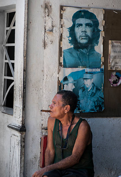 человек, курение сигар, che guevara, fidel castro фотография - ministry of the interior стоковые фото и изображения