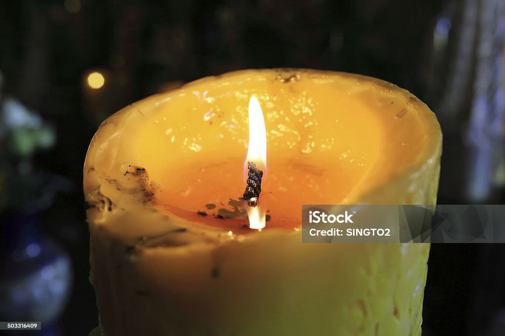 Estilo tailandês de velas no templo tailandês, à noite - Foto de stock de Budismo royalty-free