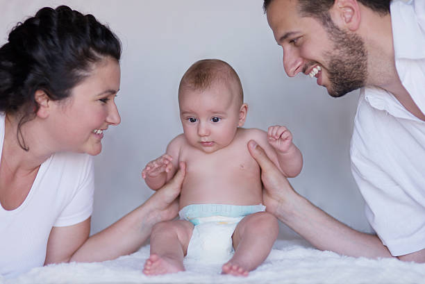 familia feliz nuevo - two parent family naked men couple fotografías e imágenes de stock