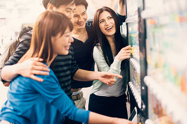 日本のご友人とご一緒に、自動販売機 - vending machine 写真 ストックフォトと画像