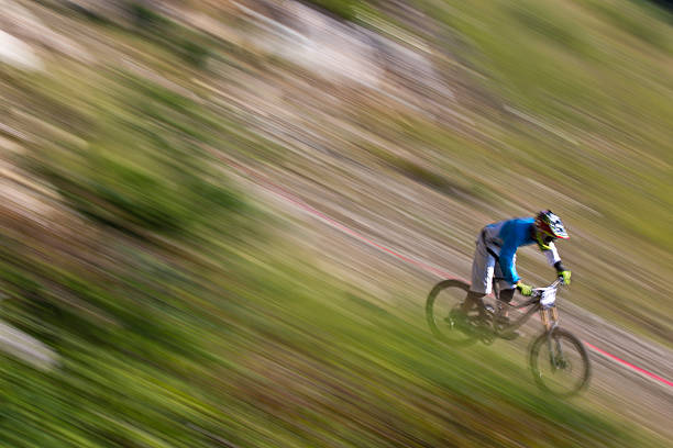 ciclista de montanha moto racer - racing bicycle cyclist sports race panning imagens e fotografias de stock