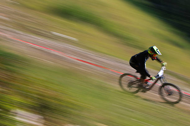 ciclista de montanha moto racer - racing bicycle cyclist sports race panning imagens e fotografias de stock