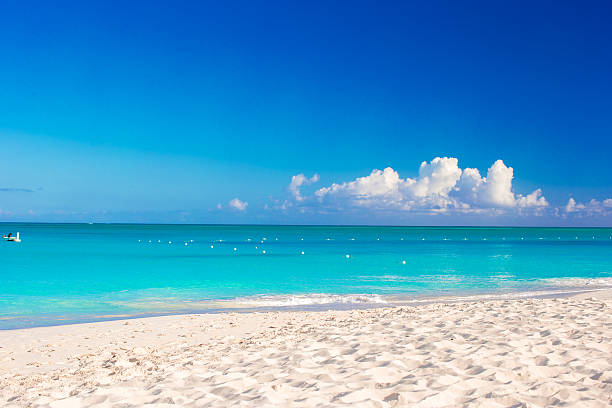идеальный белый пляж с бирюзовой водой на идеально остров - island tropical climate travel sand стоковые фото и изображения