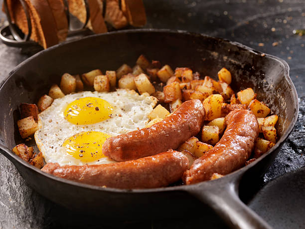 bue prima colazione con uova e salsiccia - breakfast eggs fried egg sausage foto e immagini stock
