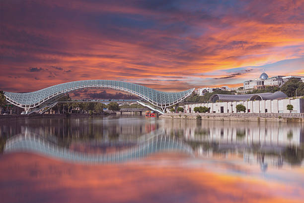 ponte della pace in tbilis - kura river immagine foto e immagini stock