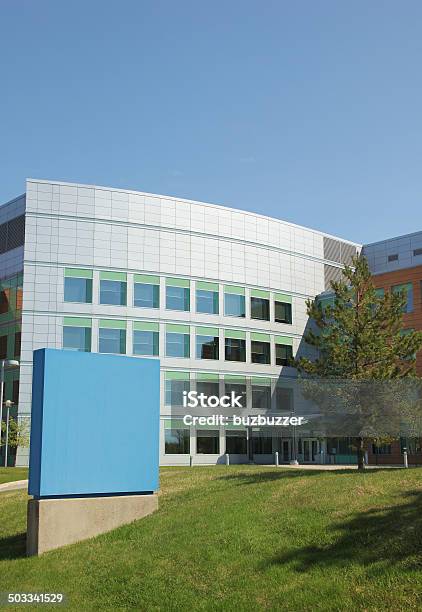 Moderne Büroschild Und Außenansicht Stockfoto und mehr Bilder von Außenaufnahme von Gebäuden - Außenaufnahme von Gebäuden, Blau, Bürogebäude