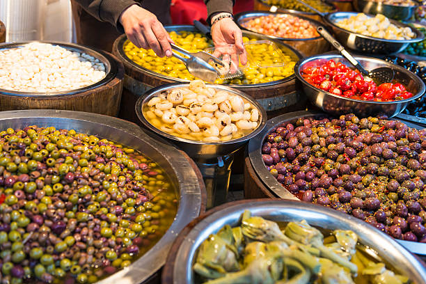 azeitonas na sicília - olive green olive stuffed food imagens e fotografias de stock