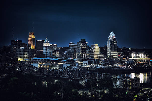 Cincinnati Skyline Looking at the Cincinnati, OH skyline from the perspective of Newport, KY ohio river photos stock pictures, royalty-free photos & images