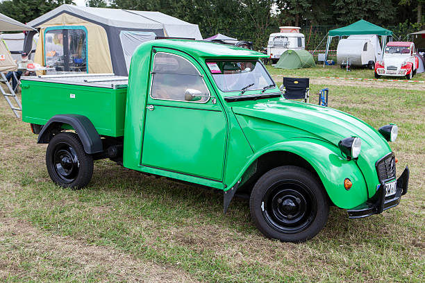 modificato citroen 2cv - pick up truck old car traffic foto e immagini stock