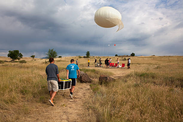 equipo de ciencias prepara globo del tiempo instrumentos colorado - globo del tiempo fotografías e imágenes de stock