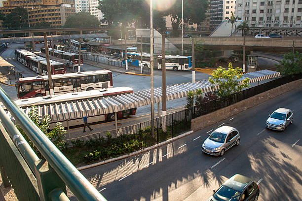 bus terminal Sao Paulo, Brazil, April 20, 2009: Traffic in 23 de Maio Avenue and view of people waiting for urban buses in Bandeira Bus Terminal, São Paulo, Brazil Anhangabáu stock pictures, royalty-free photos & images