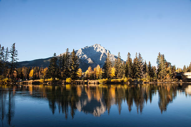 Cascade Mountain, Bow River, outono, Banff, Alberta, Canadá - foto de acervo