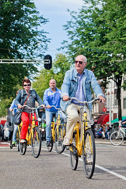 アムステルダムの中心街を観光客にレンタル自転車 - editorial outdoors vertical amsterdam ストックフォトと画像