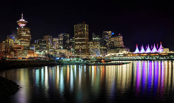 noite vista de waterfront centro de vancouver - vancouver skyline city urban scene imagens e fotografias de stock