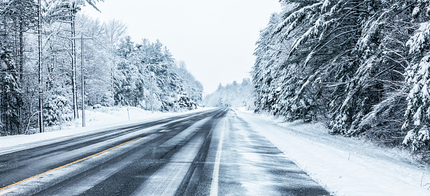 Remoto Straitaway Rural en invierno carretera en Blizzard tormenta de nieve photo