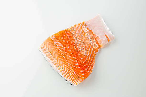peixe salmão sobre wihte fundo - alaskan salmon imagens e fotografias de stock