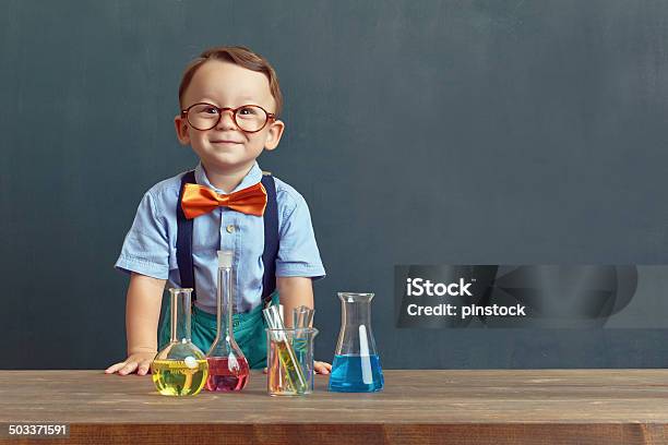 Kleine Wissenschaftler Stockfoto und mehr Bilder von Kind - Kind, Wissenschaft, Wissenschaftsberuf