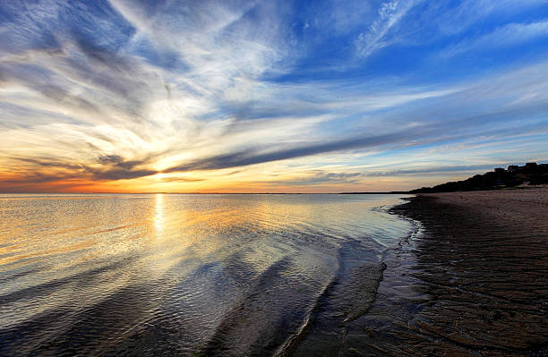 costa cape cod pôr do sol - cape cod bay imagens e fotografias de stock