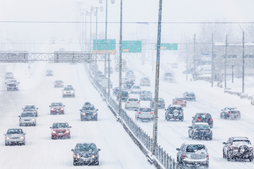 Snowstorm en la autopista durante las horas pico y photo