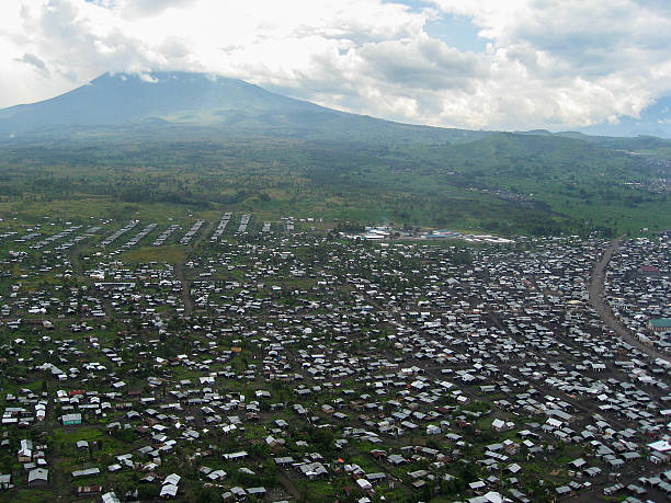 広々とした難民キャンプにある護摩コンゴ共和国と火山 - high key sky cloud cloudscape ストックフォトと画像