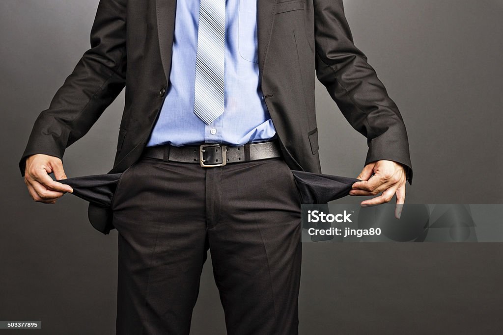 Homme d'affaires montrant ses poches vides - Photo de Pauvreté libre de droits