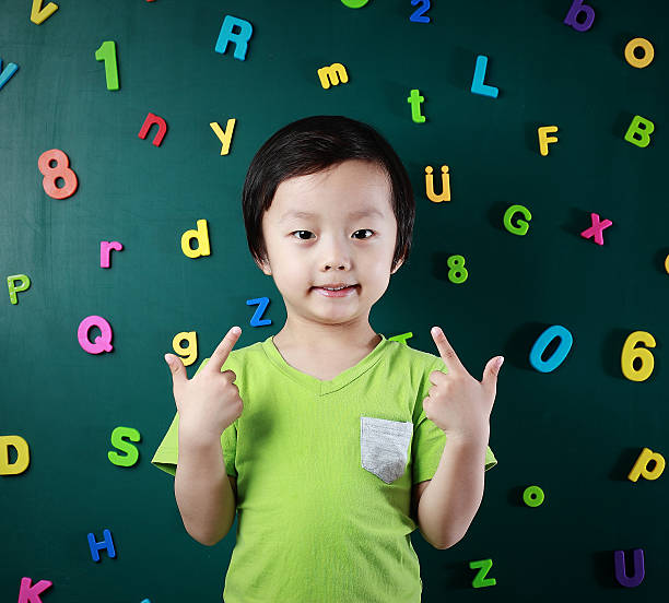 süße asien kinder - magnetbuchstabe stock-fotos und bilder