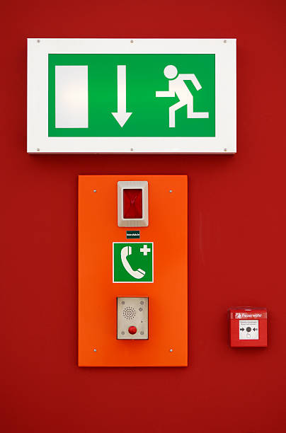 señal de salida de emergencia de alarma contra incendios y botón - information symbol audio fotografías e imágenes de stock