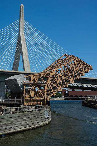 ザキム・バンカーヒル記念橋 - leonard p zakim bunker hill memorial bridge ストックフォトと画像