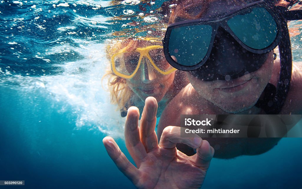 Par bajo el agua - Foto de stock de Buceo con tubo libre de derechos