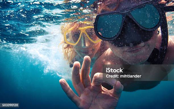 Par Bajo El Agua Foto de stock y más banco de imágenes de Buceo con tubo - Buceo con tubo, Tubo de respiración, Parejas