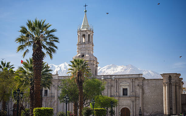 Cathedral and snowcapped volcano in Arequipa, Peru The colonial Cathedral of Arequipa, famous travel destination and landmark in Peru. The snowcapped Volcano El Misti in the background. arequipa province stock pictures, royalty-free photos & images