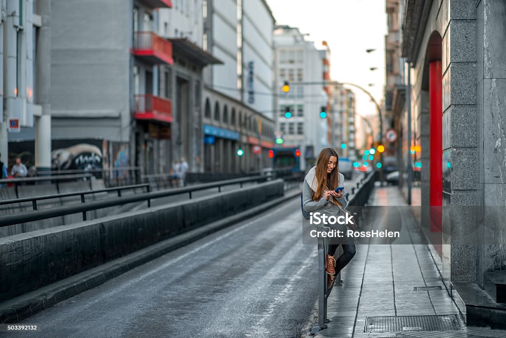 Femme avec téléphone dans la ville - Photo de A la mode libre de droits