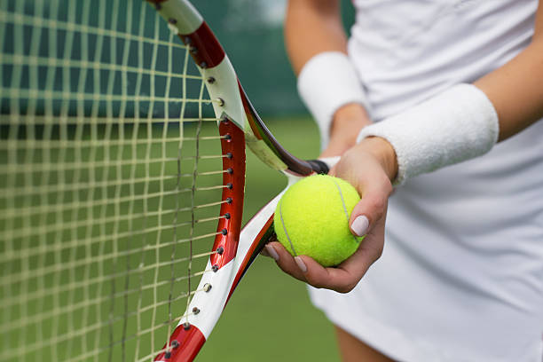 tennisspieler halten schläger und ball in den händen - tennis serving women playing stock-fotos und bilder